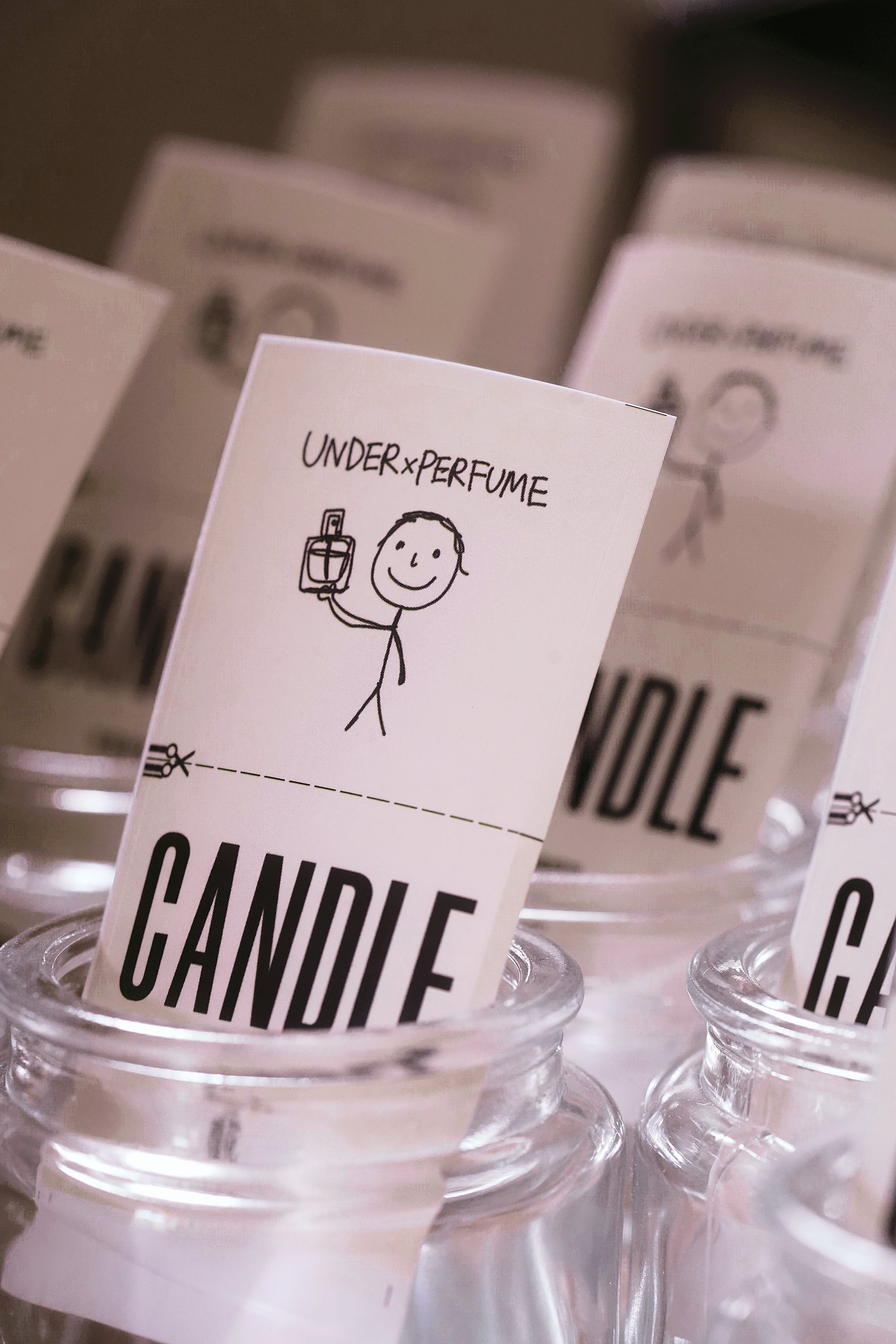 UNDER x PERFUME 香氛蜡烛 CANDLE 包装卡片特写